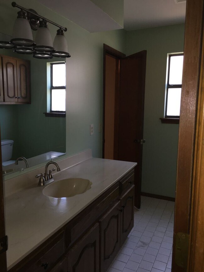 4bd 2.5 bath Large Broken Arrow Home Rental House Rental in Broken