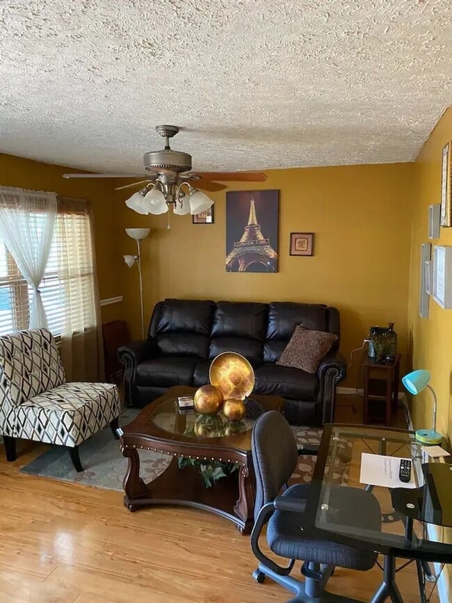 Photo - 408 Croydon Ln