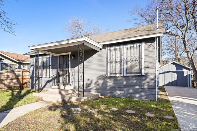 Building Photo - 2 bed 1 bath located in I35 SO. TO E. HOUS... Rental