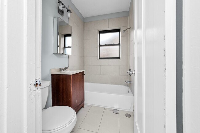 Photo - 4738 N Hermitage Ave Unit 205