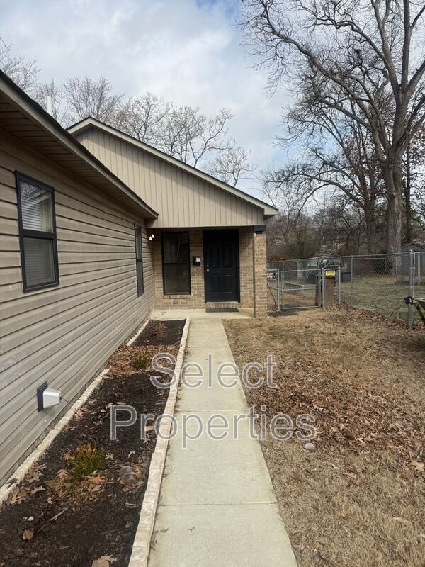 Building Photo - 636 W Oak Ave Unit B