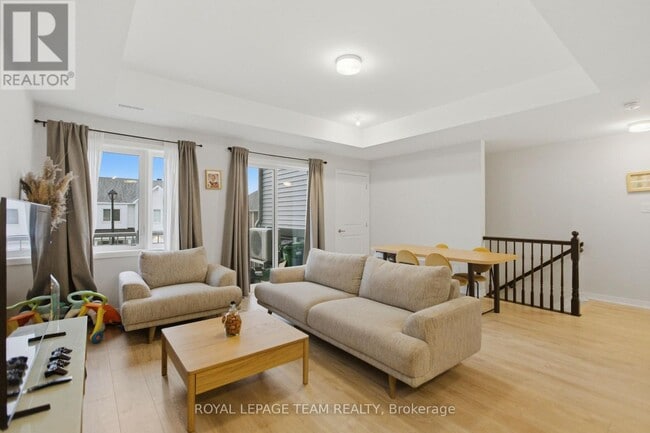 Photo - 918 Parnian Private