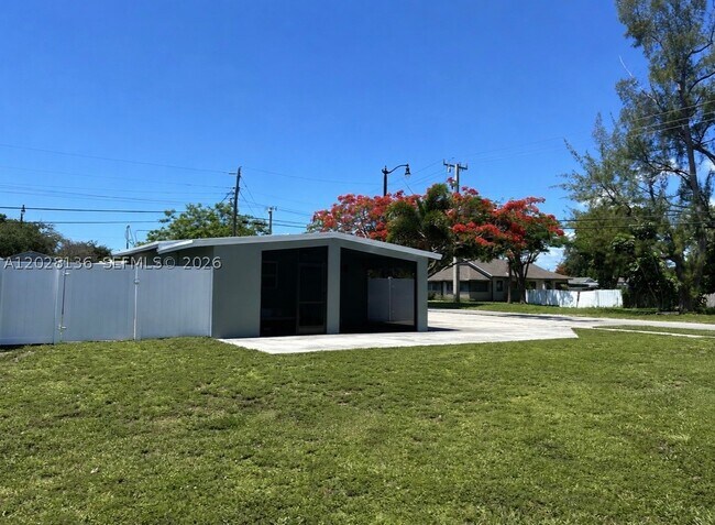 810 NE 3rd Ave