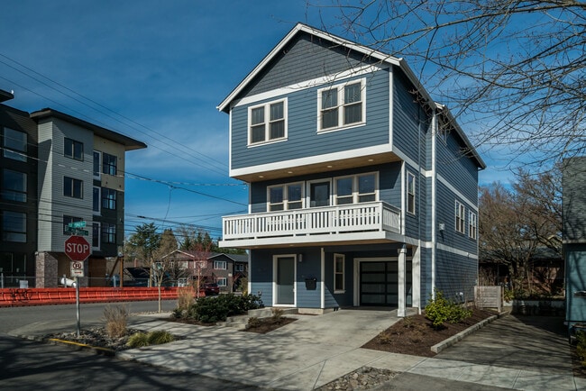 front of house - 1605 SE Yukon St Unit B