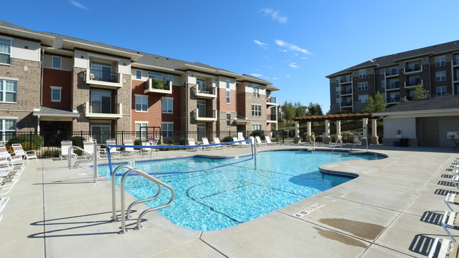 Piscina deportiva - Aspen Hill Apartment Homes