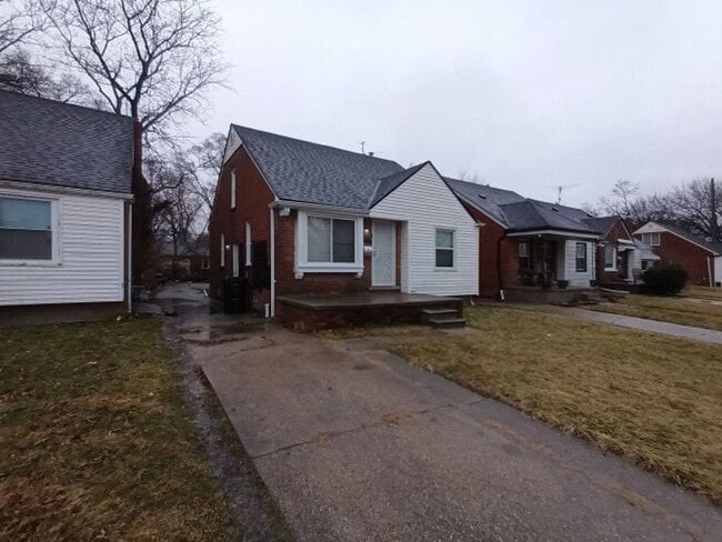 Photo - 3 bed/1 bath bungalow - Now Available!