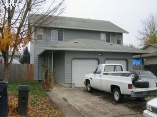 Building Photo - Newer 3 bedroom, 1 1/2 bath duplex