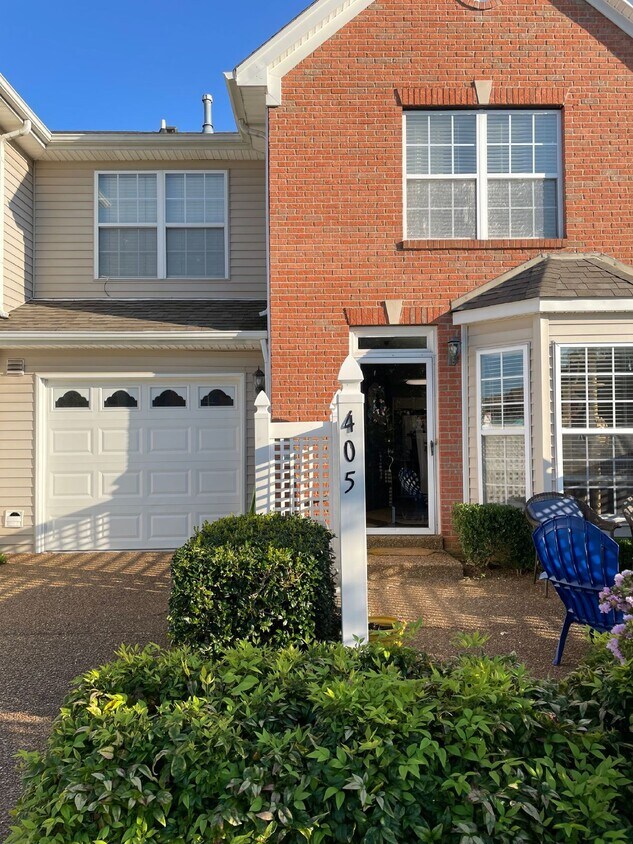 Charming 2 Bed Townhouse with 2.5 Baths in... - Charming 2 Bed Townhouse with 2.5 Baths in...