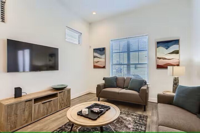 Photo - 1528 Chestnut St