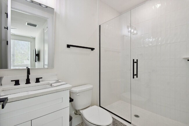 TAMPA HEIGHTS LUXURY TOWNHOME | 2,264 SQ FT | PRIVATE GARAGE | PET FRIENDLY | MINUTES TO ARMATURE...
