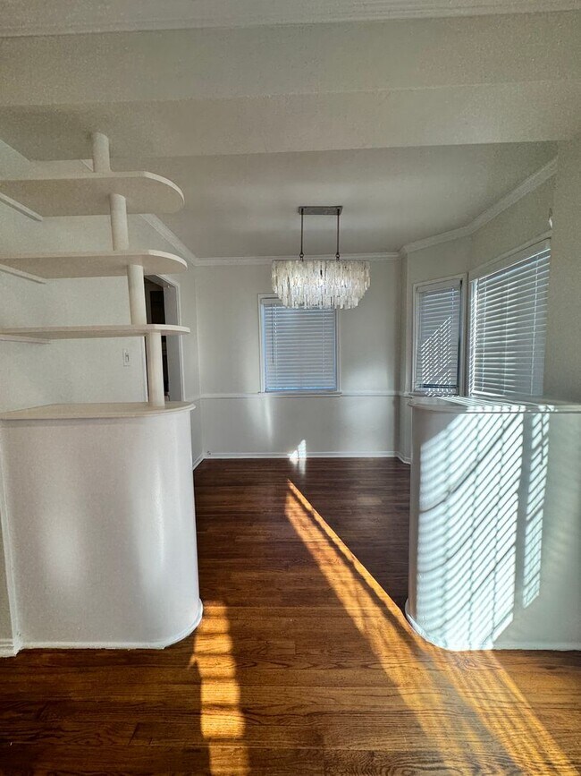 Photo - 1418 S Genesee Ave