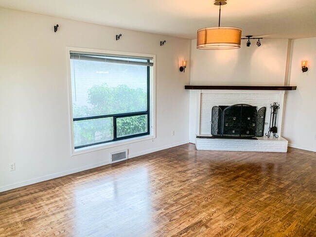 Photo - Spacious 4 bedroom house on a quiet North Ballard/Crown Hill  location