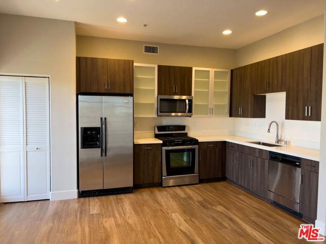 Building Photo - 1041 Glendon Ave Unit 5110