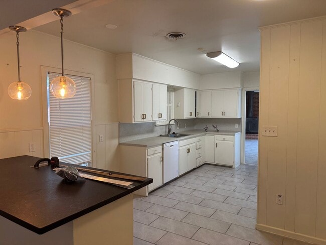 Building Photo - 2708 20th St Unit Front Rental