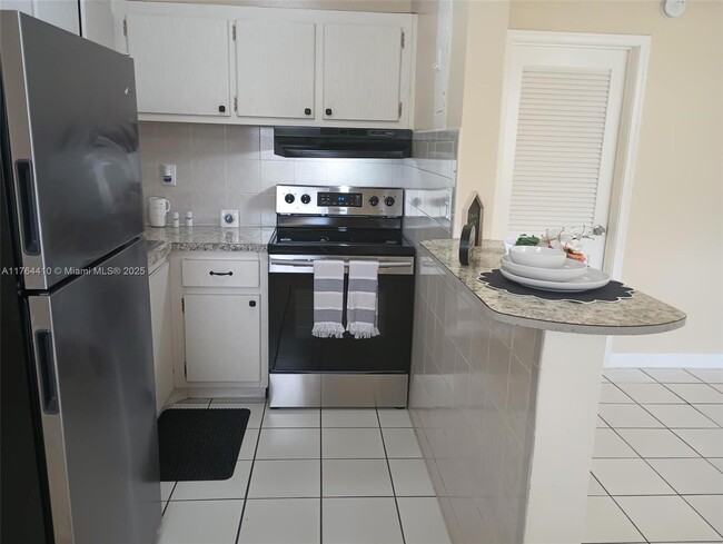 Photo - 1433 SW 24th Ct Apartment Unit 2