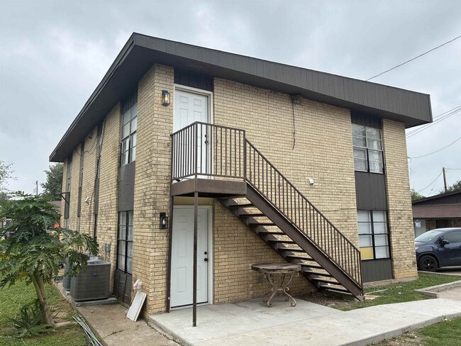 Building Photo - 705 Bustamante St Unit 6