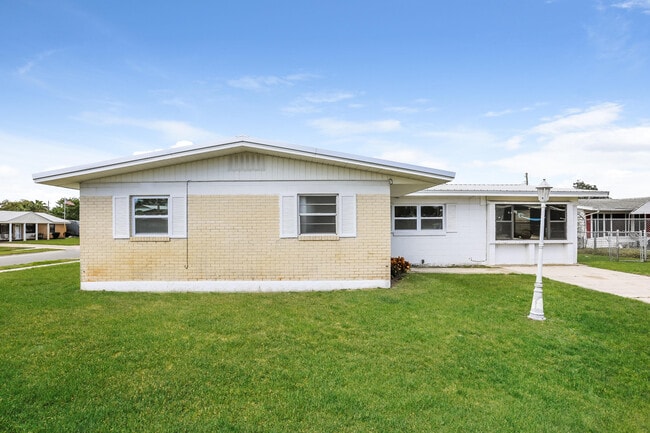 Building Photo - 500 Fern Ave