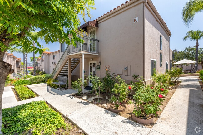 Centro de arrendamiento - The Village at Lakeside (55+ Community)