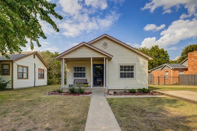 Building Photo - 913 E Comanche St