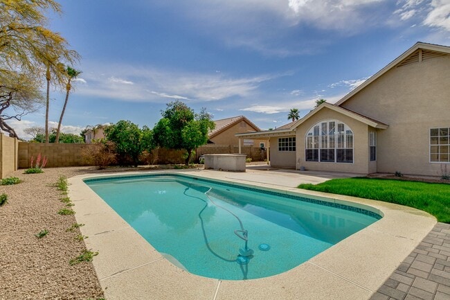 Building Photo - FABULOUS REMODELED HOME WITH POOL!