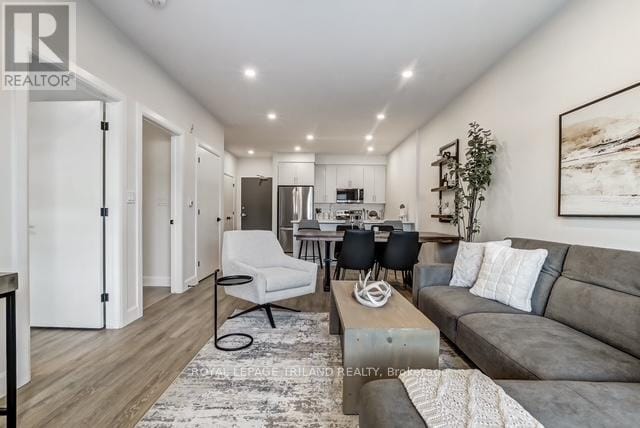 Photo - 16 Compass Trail Unité 204