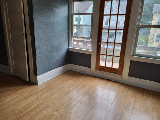 Building Photo - 404 Grace St Unit 3rd Floor