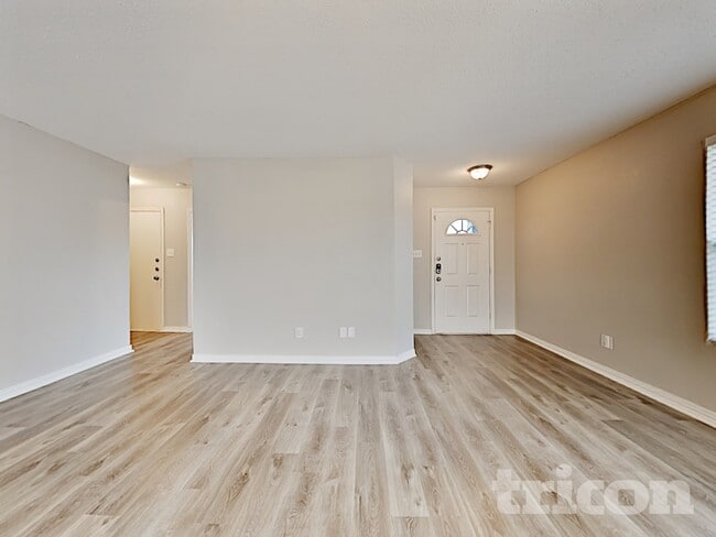 Photo - 128 Richh St