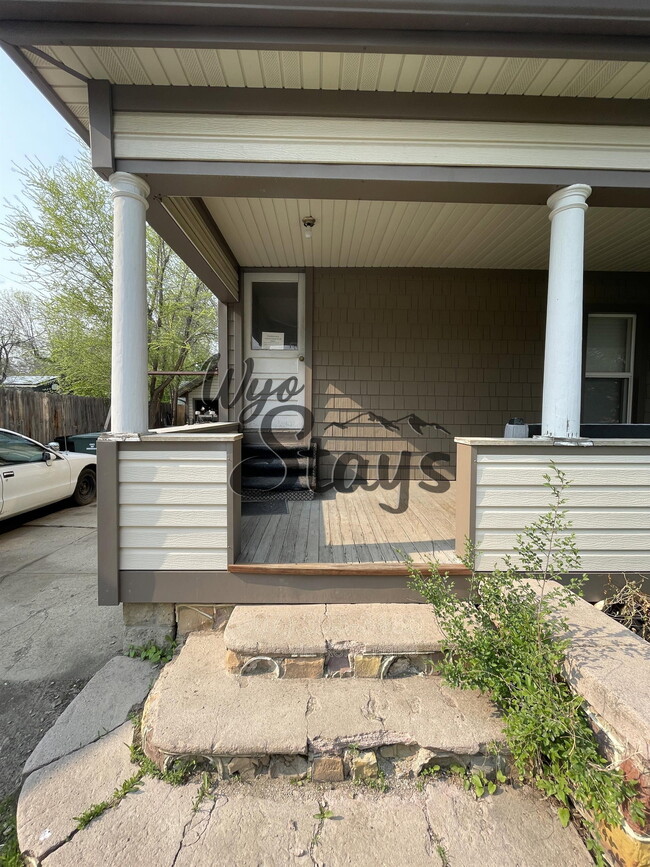 Building Photo - 625 Lewis St Unit B