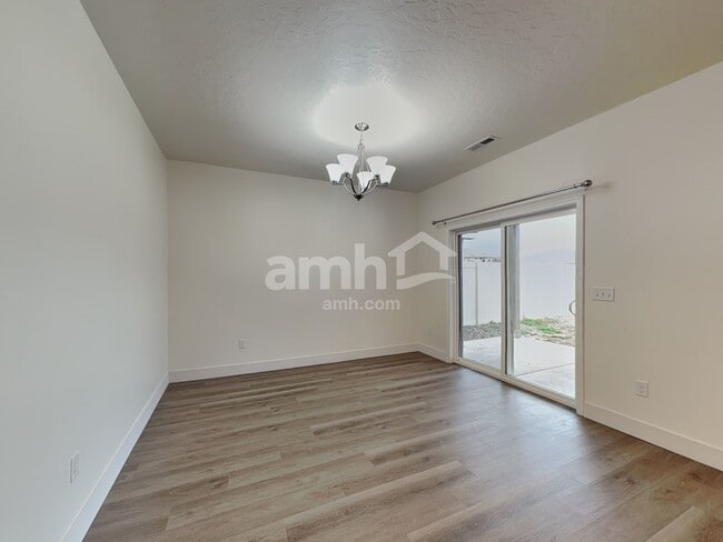 Photo - 302 E Sicily Dr