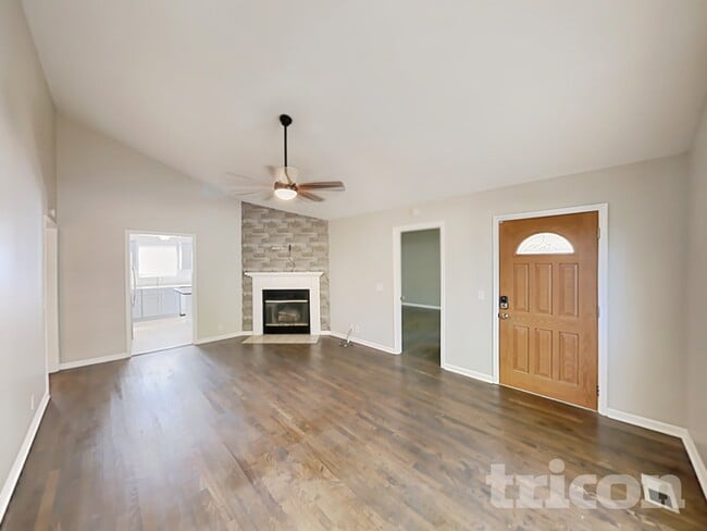 Photo - 1608 Robards Way