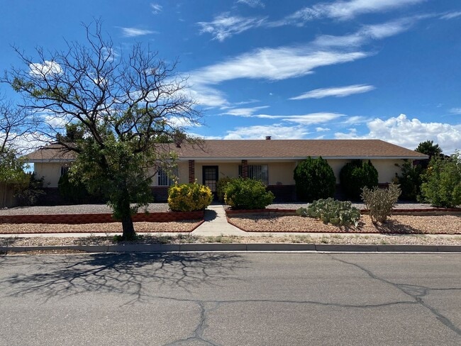 Photo - Cozy 3 bedroom 2 bathroom Home Located in ...
