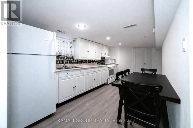 Photo - 46 Centre St E