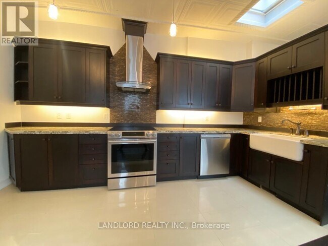 Photo - 385 Jane St