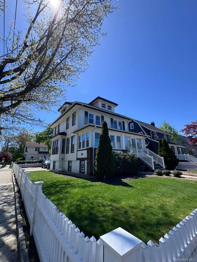 Photo - 2 Leach St