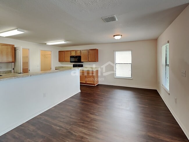 Photo - 750 Chatham Walk