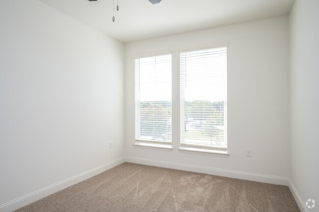 1BR, 1BA - 746SF - Comet Spartanburg