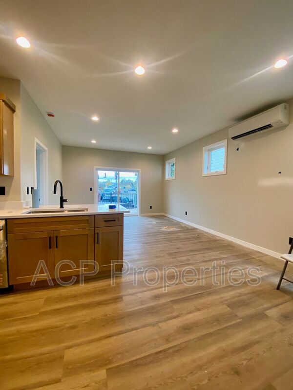 Photo - 110 Baker St