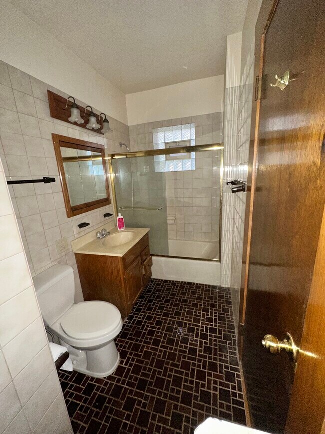 Baño - 6631 N Glenwood Ave Unidad 1S