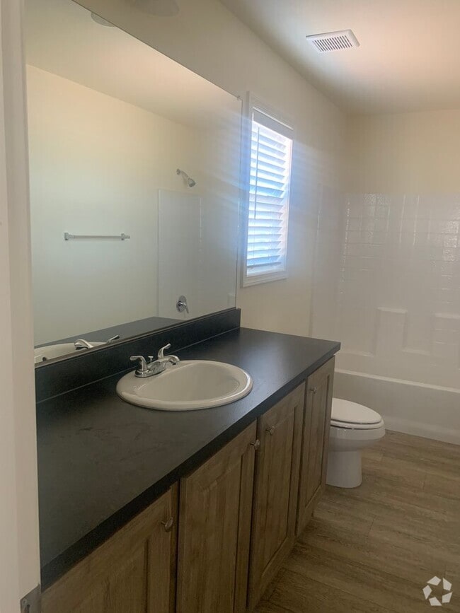 Building Photo - Central Paradise Location Brand Newer3 bed... Rental