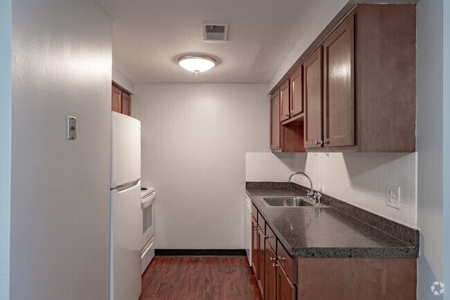 1BR, 1BA - 850SF - Kitchen - West Summerset Apartments