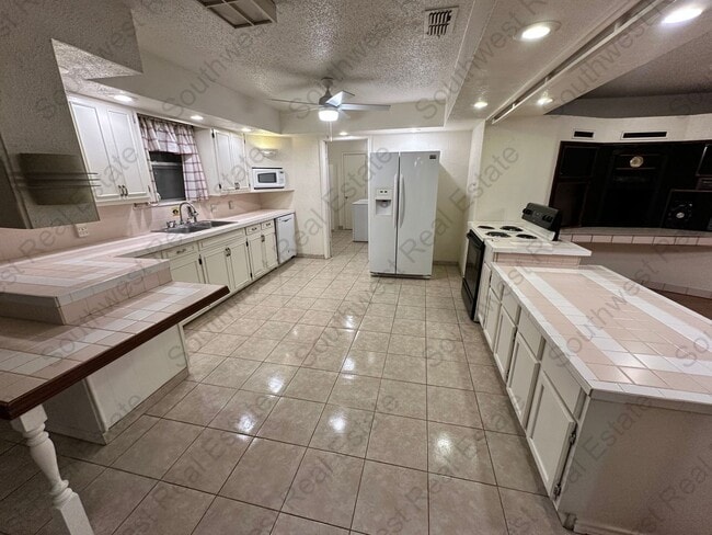 Photo - Spacious 3 bedroom, 2 bathroom Home. PET FRIENDLY!
