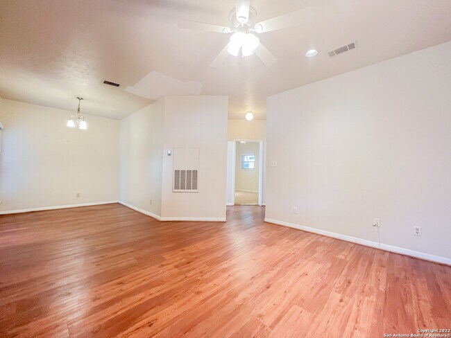 Photo - 310 Pat Garrison St