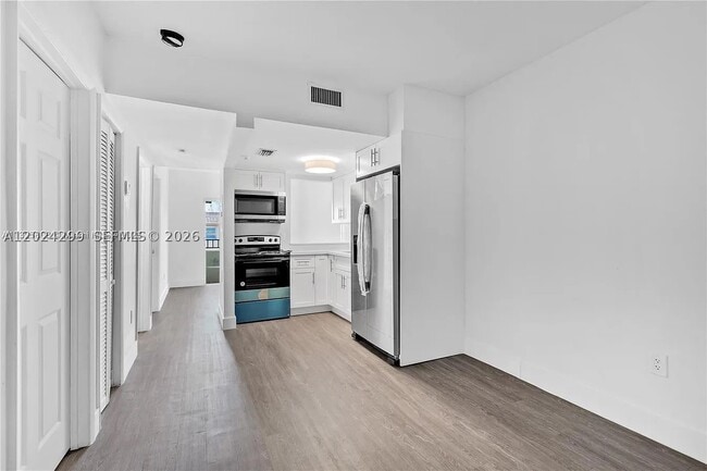 Building Photo - 1351 SW 4th St Unit 8