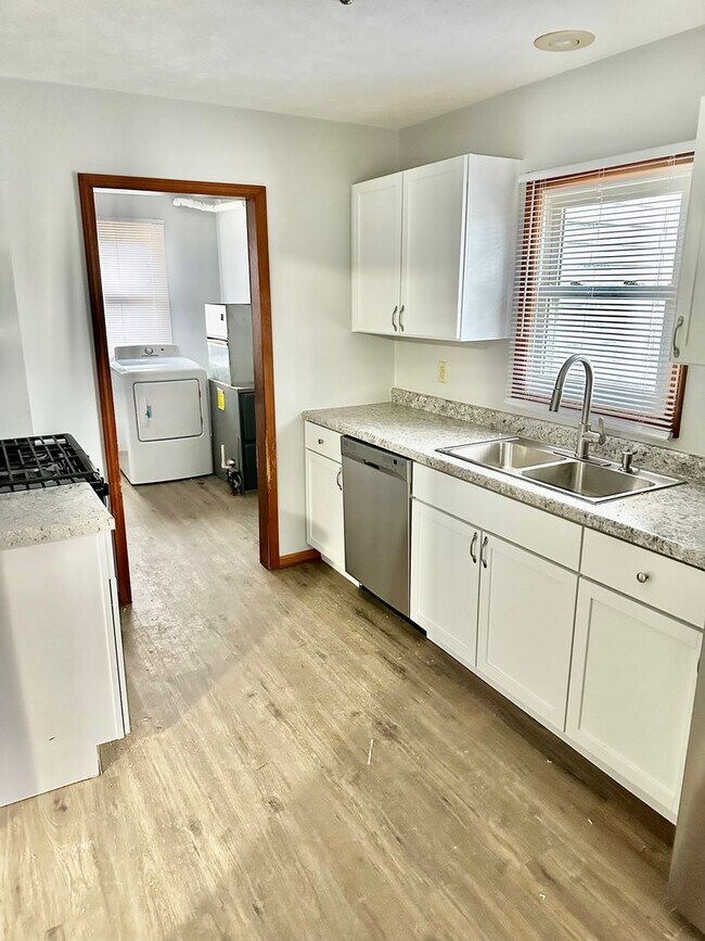 Charming 3 Bedroom 1.5 bath in Portage - Charming 3 Bedroom 1.5 bath in Portage House
