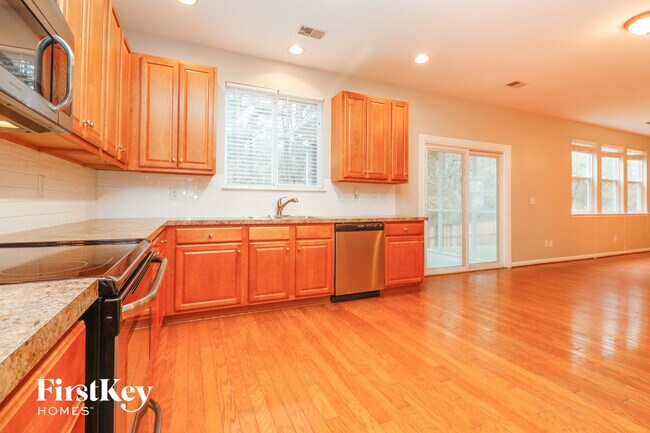 Photo - 140 Graduate Ln