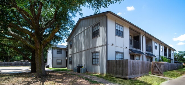 Photo - Whispering Oaks Apartment Homes Sealy
