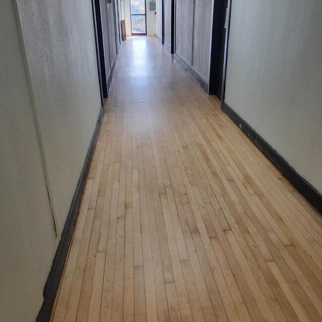 Photo - 544 Broadway St S