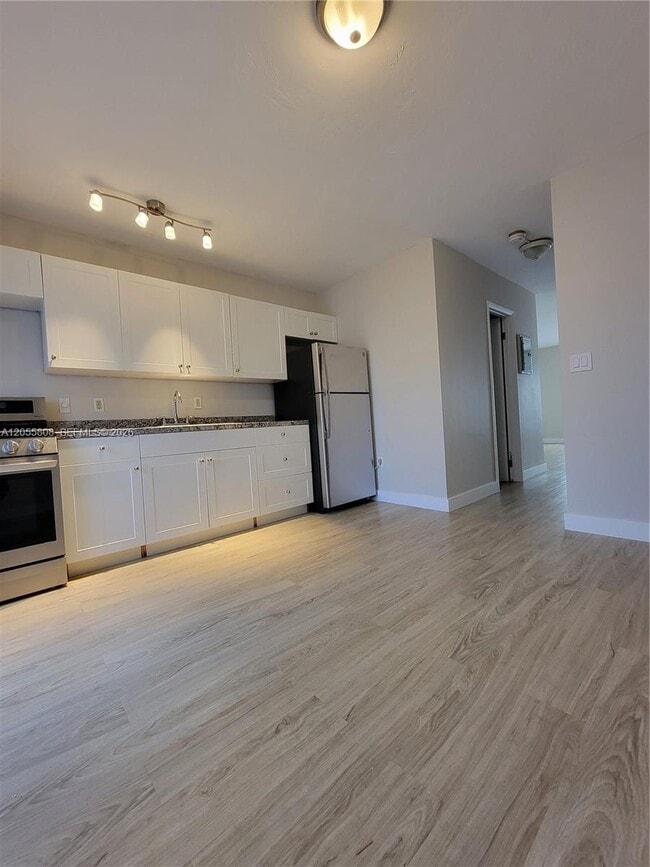 Photo - 441 Collins Ave Unit 10