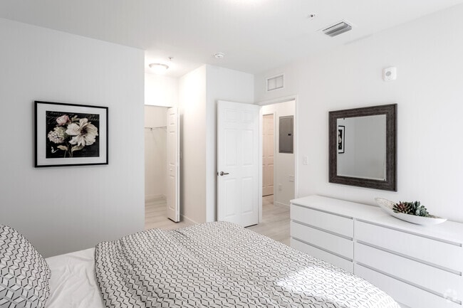 2BR, 2BA - 790SF