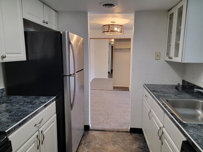 Kitchen looking towards DR - 1001 Nanroc Dr Unidad 30